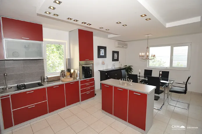 Atemberaubende Villa mit großem Pool und Garten zu verkaufen in Tivat